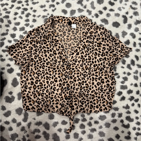 Women’s H&M button-up with front tie detail - size medium - Picture 4 of 4